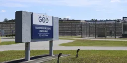 Россиян, объявивших голодовку в миграционной тюрьме США, закрыли в карцеры